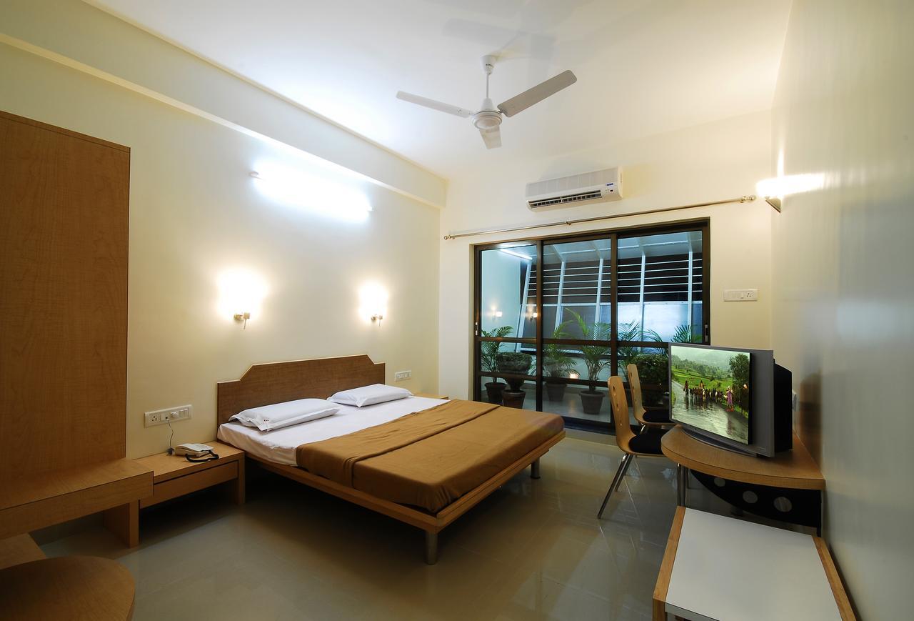 Hotel New Holiday Plaza Nashik Exterior foto